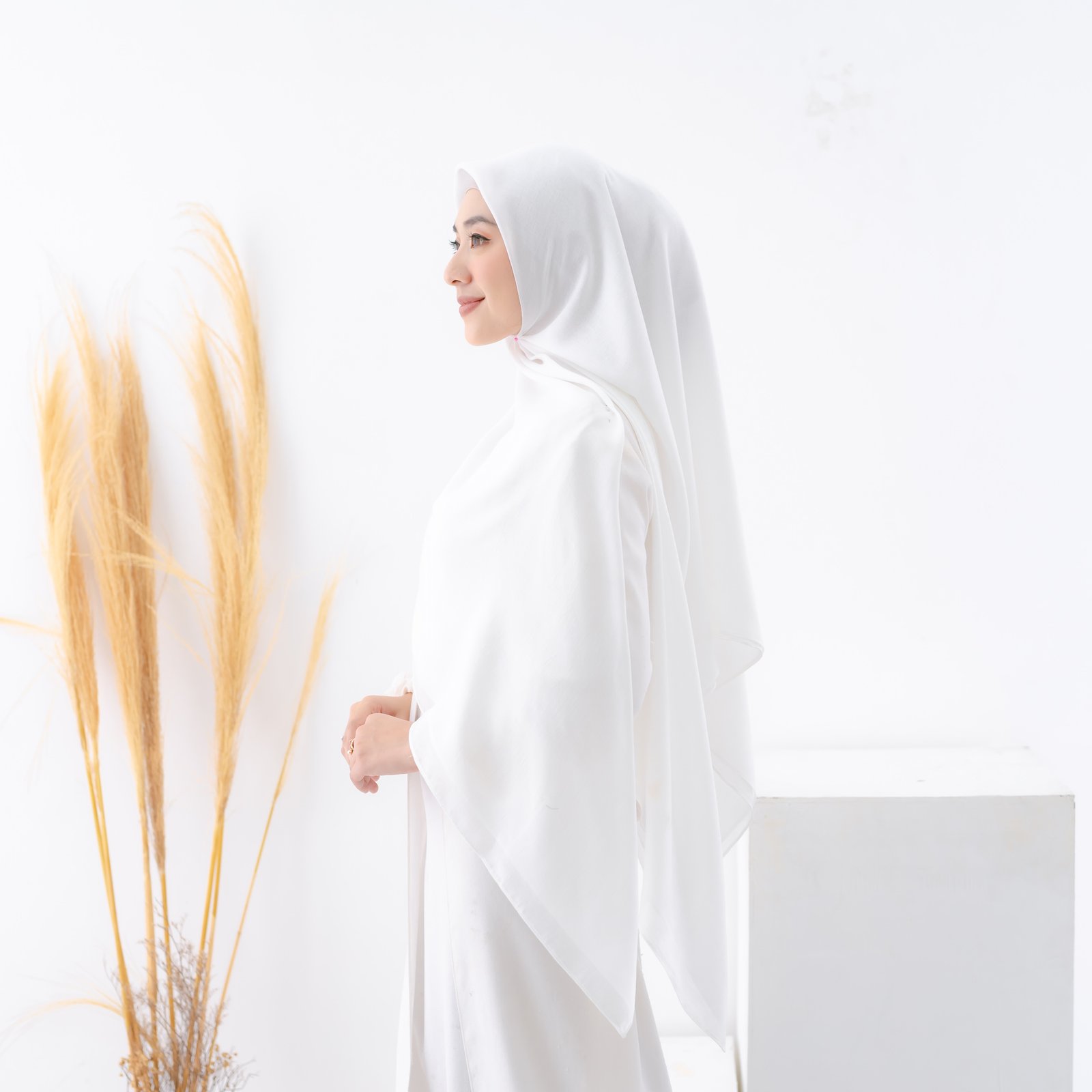 Alesha Broken white
