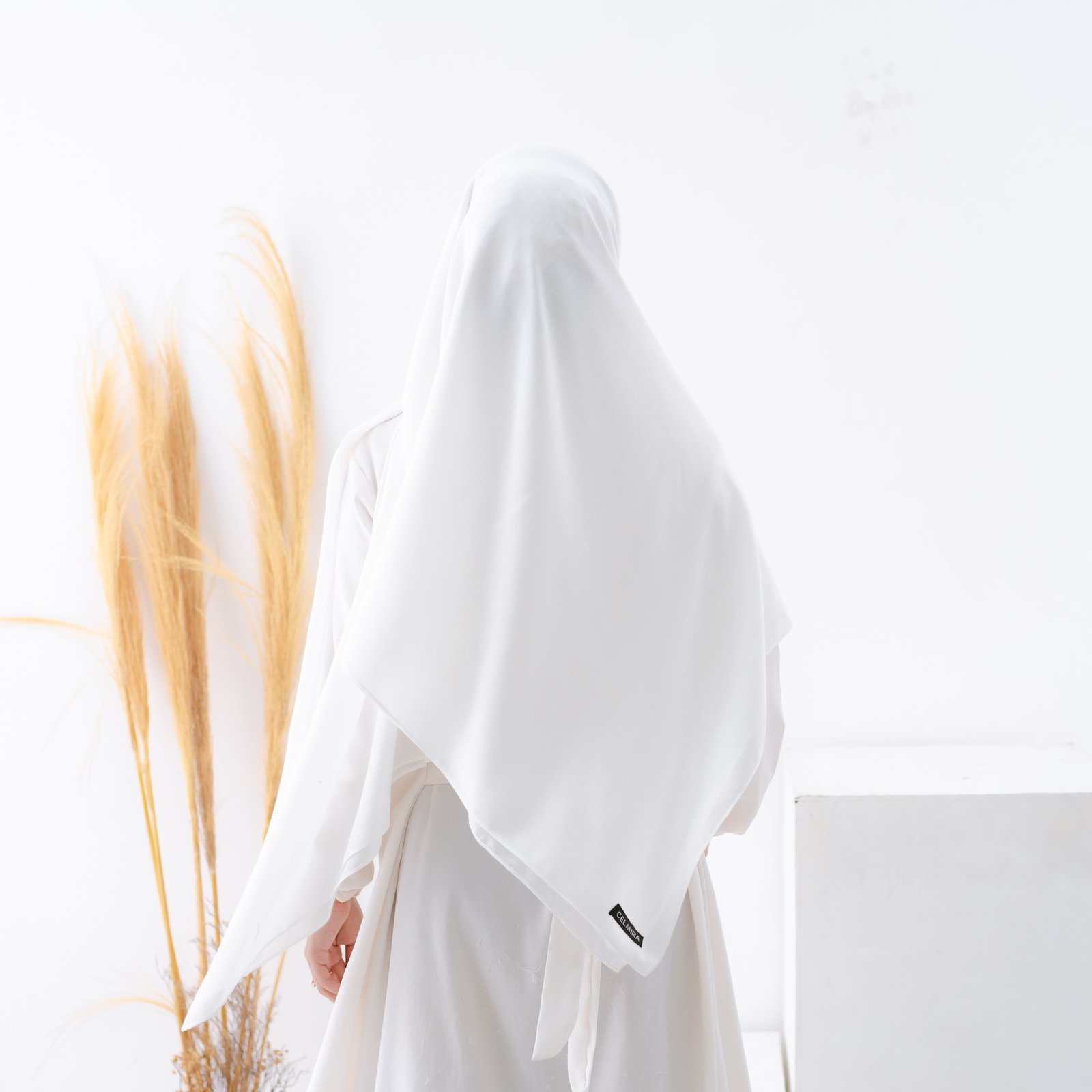 Alesha Broken white