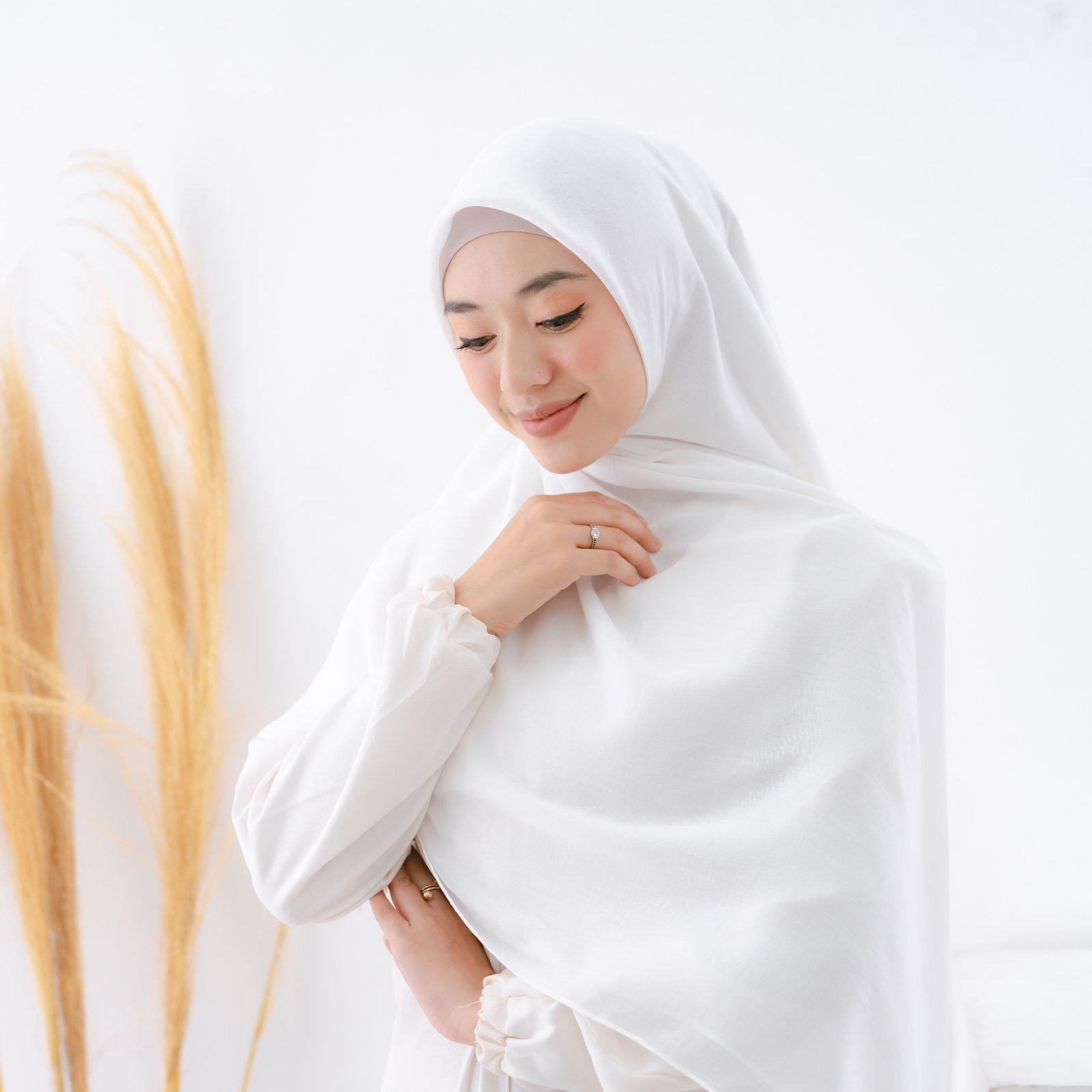 Alesha Broken white