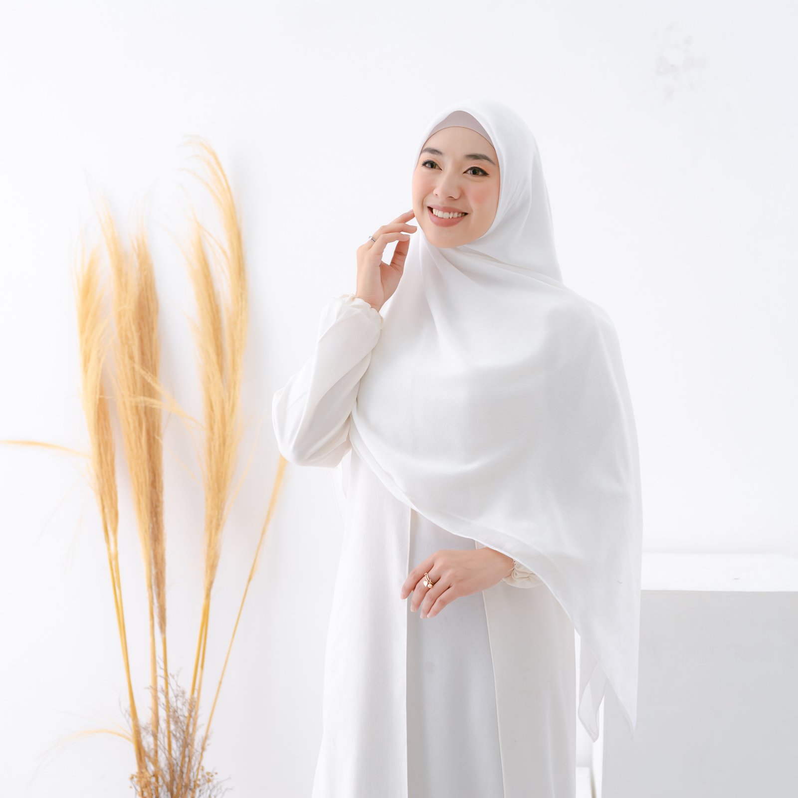 Alesha Broken white